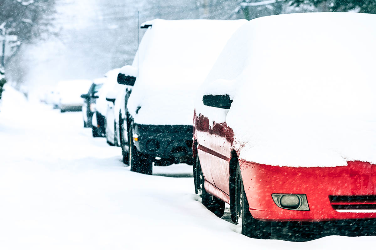 https://tombungs.com/wp-content/uploads/2011/01/parked-cars-on-a-snowstorm-winter-day-PSRJLDP.jpg